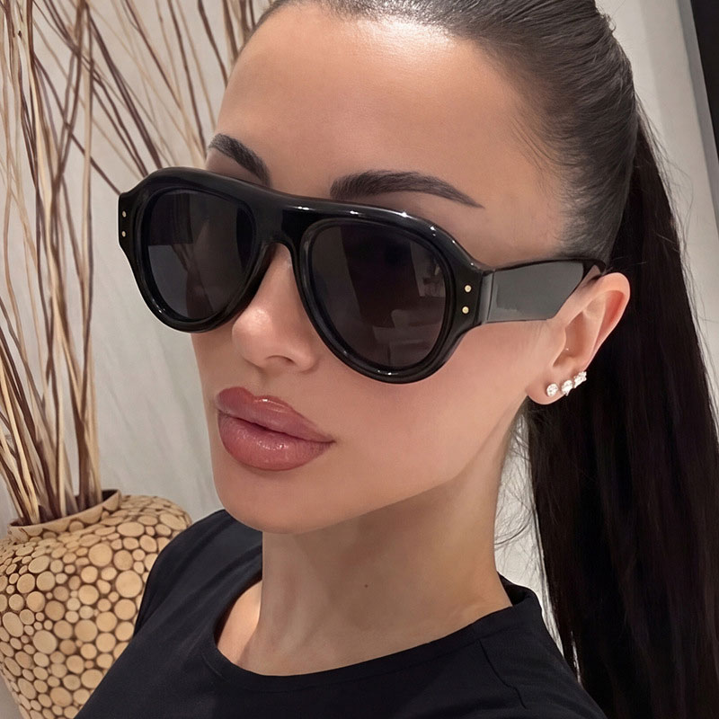 Rice stud frog-shaped sunglass – обзор и цена Street Fashion Pose