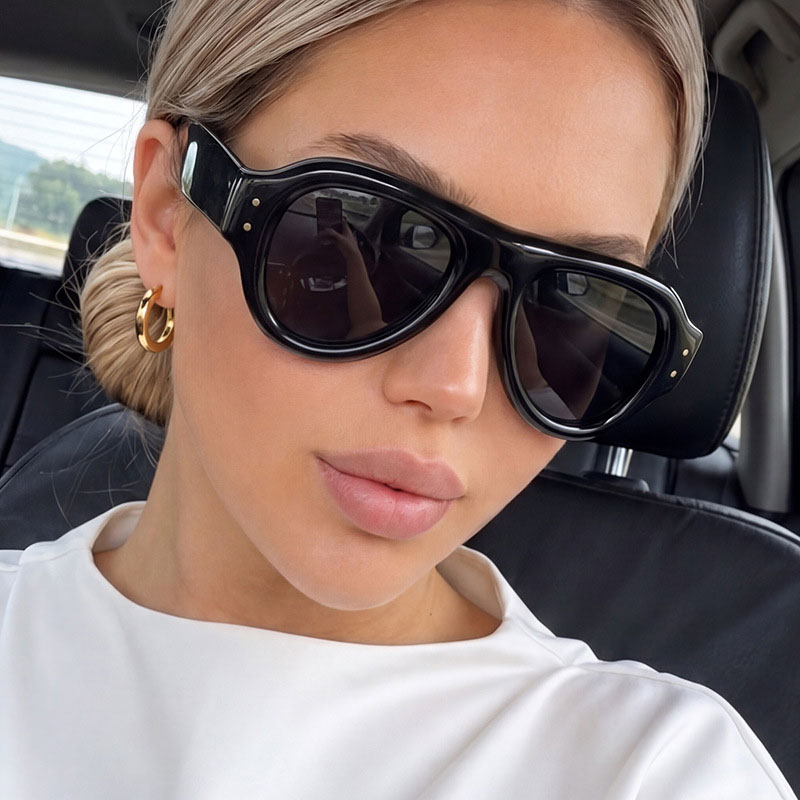 Rice stud frog-shaped sunglass – обзор и цена Street Fashion Pose