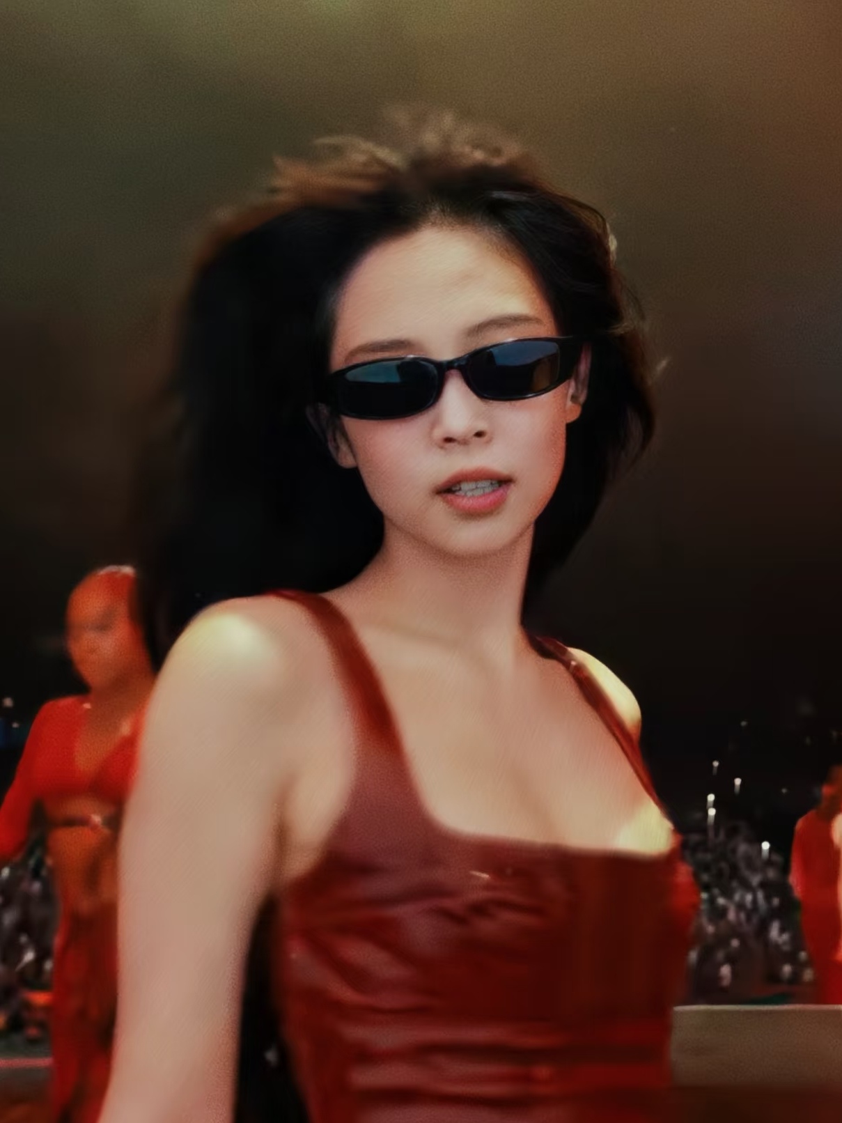 Jennie Concert Vintage Small F – обзор и цена Street Fashion Pose