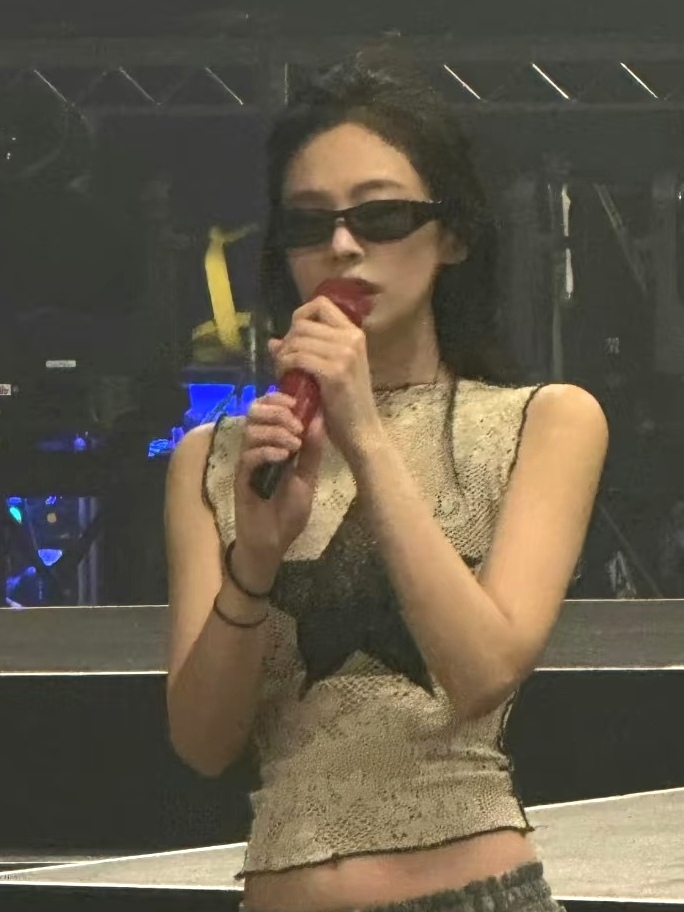 Jennie Concert Vintage Small F – обзор и цена Street Fashion Pose